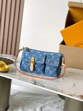 <p> 特级MB163c芯片版原厂皮 </p><p>Pochette Accessoire Cargo 手袋</p><p>型号 M27602</p><p>材料 A级全钢五金 进口原厂面料</p>尺寸 23.5*14*3CM</p>