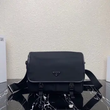 <p> 顶级原单 新款男士斜挎包2VD768到货这款尼龙翻盖手袋饰有经典的Saffiano皮革饰边 配有两枚旁开扣 并饰有标志性的三角形金属徽标 彰显时尚设计格调 采用进口尼龙和Saffiano皮革材质 两个正面口袋 其中一个带拉链背面拉链袋 两个内部手机袋 又可调式尼龙徽标提花肩带 经典又时尚的邮差包男土们最爱尺寸 长32x高24x底12cm</p>
