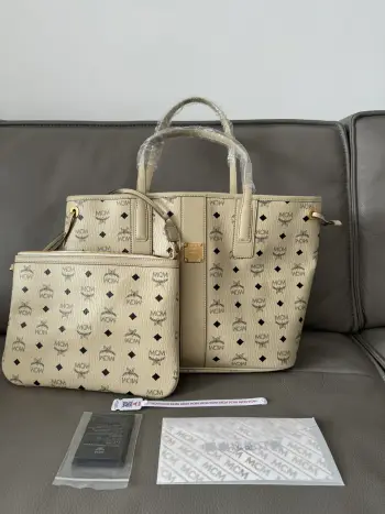 <p>新款中号购物袋 这款中号Liz购物袋将两个经典外型合二为一 是一款标志性的日常包袋 可翻面使用 通过皮革抽绳可对包袋轻盈的轮廓进行扩展和收缩 从而满足现代生活的动态需求 随附的可拆卸拉链手拿包则使其拥有了更强的功能性 尺寸  17 x 36 x 28cm 款号65035 </p>