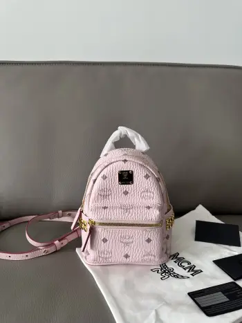 <p>MCM STARK系列侧钉双肩包 超迷你 经典缩小版 配4根肩带 两长两短 通过调节肩带可在斜跨包 背包 腕挎包 手提包中随意切换 风格百变 全能百搭 材质选用mcm专用皮革 搭配上等牛皮 精选上等优质五金 尺寸 20-15-8 款号 65003</p>