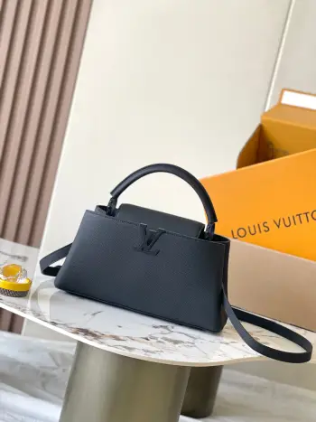 <p> 特级MB163c01芯片版原厂皮 </p><p>本款CarryAll 手袋</p><p>型号 M23947黑色163c01芯片版</p><p>材料 A级全钢五金 进口原厂牛皮</p>尺寸 33*19*9CM</p>