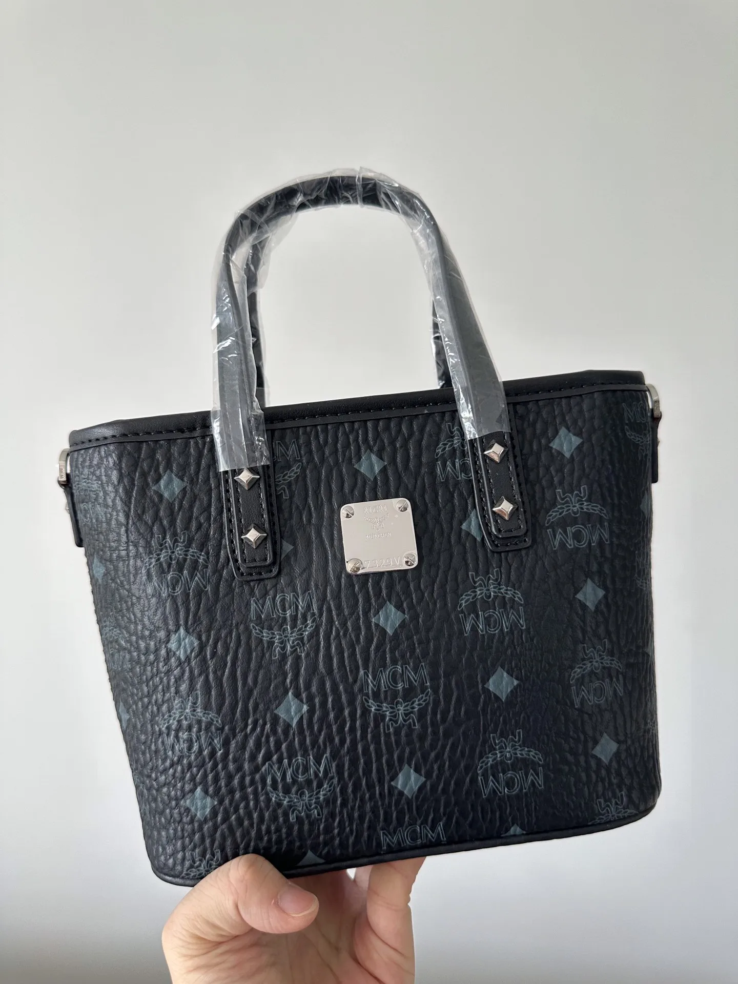 原单MCM女包|高仿MCM女包|精仿MCM女包|一比一MCM女包<p>MCM 原单品质 铜牌迷你购物袋 菜篮子 选用经典的印花涂层帆布精制而成 可容纳日常必需用品 附有可拆卸肩带 可单肩斜挎手提 经典百搭 实用耐看尺寸 22-17-9</p>