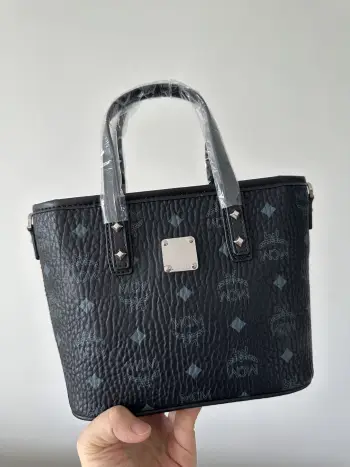 <p>MCM 原单品质 铜牌迷你购物袋 菜篮子 选用经典的印花涂层帆布精制而成 可容纳日常必需用品 附有可拆卸肩带 可单肩斜挎手提 经典百搭 实用耐看尺寸 22-17-9</p>