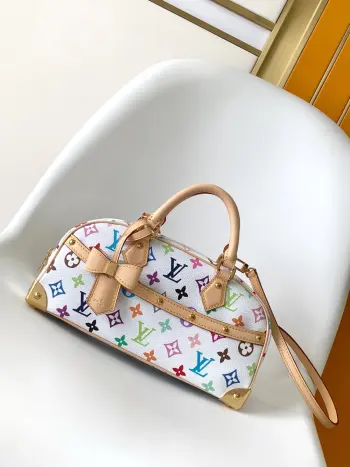 <p>p动态163  M13084本款 Handbag East West 手袋出自路易威登 x 村上隆再版系列 以艺术家笔下标志性的彩虹色调描摹全幅 Monogram 图案 横向构型线条流畅 顶部手柄 饰钉侧带 可拆卸并调节的肩带和 LV x TM 钥匙包融入牛皮革细节 考究包角致意品牌传统行李箱设计 14 x 10 x 27 厘米 (高 x 宽 x 长度) A.850</p>