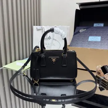 <p> 顶级原单 新款横款mini杀手包1BA916黑色这款Galleria手袋采用标志性的Saffiano皮革制作 配有一条可拆卸肩带 顶级拉丝五金是对经典隽永优雅气质的别致诠释 对现在流行小包盛行时代的美女们 值得拥有 轻松搞定小姐姐曰常出行 容量空间大 又好看又实用任何时候拿出来用都会不过时的包型赶紧入手吧尺寸 长21x高12.5x底8.5cm</p>