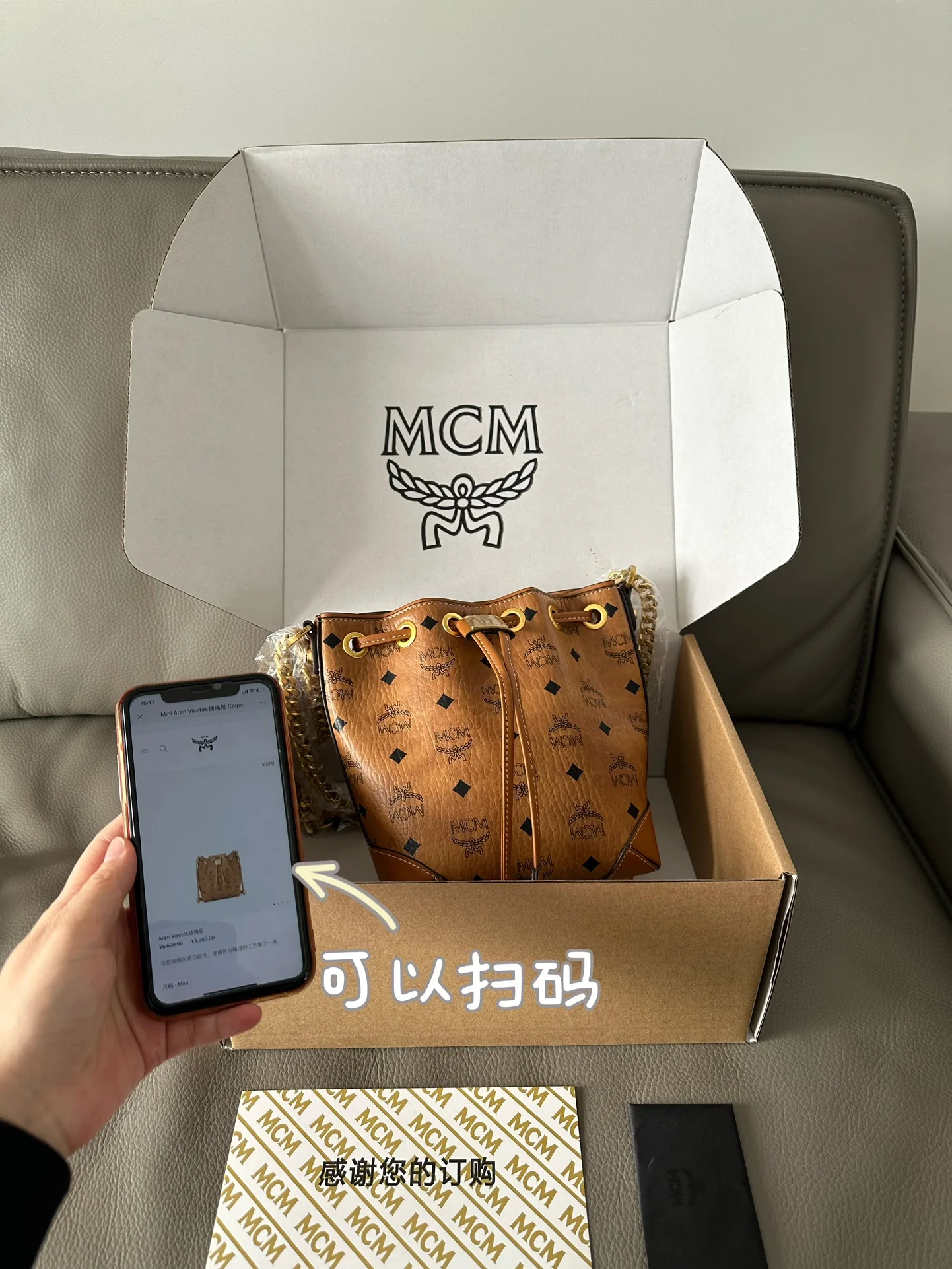 原单MCM女包|高仿MCM女包|精仿MCM女包|一比一MCM女包<p>MCM mini水桶包抽绳包由经典Visetos材料精心制成 并采用定制皮革制作包角 水桶形的包袋内部空间充裕 采用磁吸式按扣闭合并使用皮革抽绳束紧 尺寸 21x 16 x 10 cm  款号65019</p>