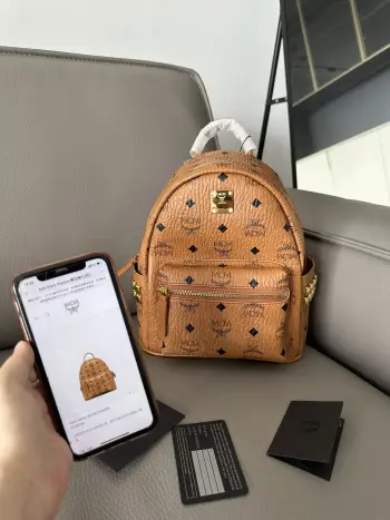 <p>MCM STARK系列侧钉双肩包  迷你号 采用我们标志性的 Visetos涂层帆布制成 配以奢华的人造皮革衬里和铆钉饰边 顶部皮革提手可调节肩带前拉链口袋 人造革衬里 尺寸 27-20-8 款号 65004 </p>