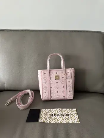 <p>全新菜篮子mini购物袋 可存放您所有的小型必需品 棉质帆布衬里上印有受到街头时尚启发的印花图案 搭配随附的斜挎肩带 可实现免提功能 便携性更佳  尺寸 18.5-19-9.5  款号65001</p>