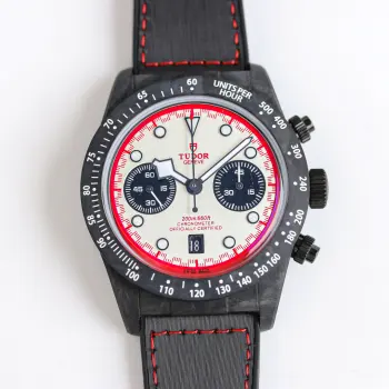 <p>PLS 帝舵 TUDOR  R29 碧湾系列 M79377KN-0001</p><p>了解帝舵的表友能看到品牌近些年在年轻化和辨识度上做到了出色的效果 而这款帝舵碧湾计时型碳纤25限定版就很适合想要尝试多巴胺风格但又不想过于夸张的表友   42毫米表径 整个腕表包含表耳盖在内使用全碳纤维材质 固定测速计外圈同样以碳纤维制成 比不锈钢款更加纤薄 搭配钛金属计时按钮和钛金属表壳底盖 整体轻盈又舒服 表壳厚度 14.3毫米 机芯类型 自动机械 表壳材质 碳纤维 70小时动储和200米防水   太阳出品精致推荐男士多功能机械腕表 </p><p>立即抢购 </p>