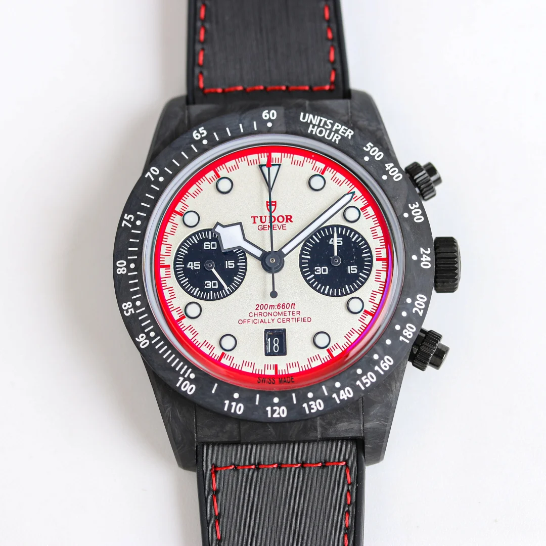 <p>PLS 帝舵 TUDOR R29 碧湾系列 M79377KN-0001</p><p>了解帝舵的表友能看到品牌近些年在年轻化和辨识度上做到了出色的效果 而这款帝舵碧湾计时型碳纤25限定版就很适合想要尝试多巴胺风格但又不想过于夸张的表友 42毫米表径 整个腕表包含表耳盖在内使用全碳纤维材质 固定测速计外圈同样以碳纤维制成 比不锈钢款更加纤薄 搭配钛金属计时按钮和钛金属表壳底盖 整体轻盈又舒服 表壳厚度 14.3毫米 机芯类型 自动机械 表壳材质 碳纤维 70小时动储和200米防水 太阳出品精致推荐男士多功能机械腕表 </p><p>立即抢购 </p>