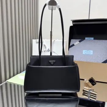 <p> 顶级原单  新品 1BA495  这款包内包的设计 由精致与功能性之间出人意料的平衡所定义 其廓形采用具有建筑感的体积构造 内部设有三个口袋 两侧柔顺折叠 营造出线性与三维的视觉效果 长手柄则使这款配饰平添了一份多功能与休闲的韵味 皮革与标志性的Re-Nylon材质的结合更令其增色不少 实用又时尚 赶紧入手吧  尺寸 长28x高14.5x底12cm   </p>