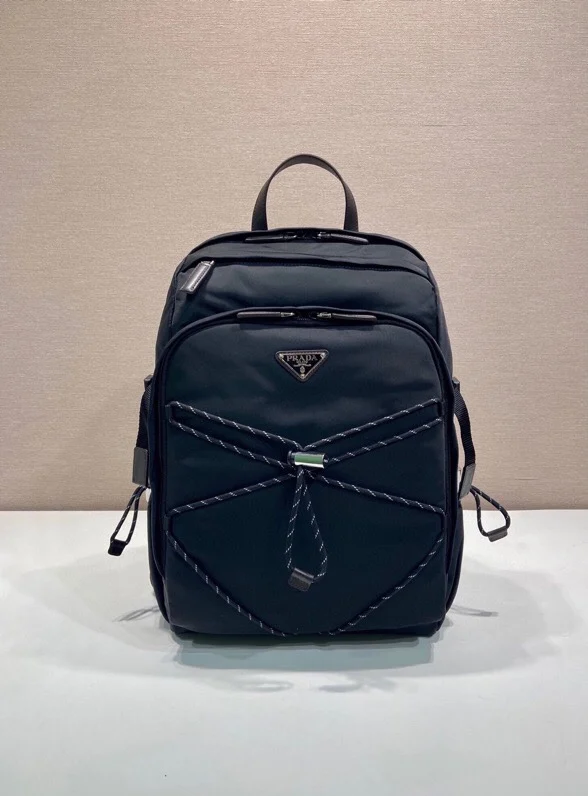 <p>新品到货 2VZ122_黑色 这款双肩包采用进口尼龙布包面料 多功能且充满活力的背包将都市风格与户外元素相结合 Re- Nylon配饰设计轻盈宽敞 配有多个口袋 技术细节融合功能性与装饰性 完善现代运动风配饰 </p><p>. 配有可调节绳细节 </p><p>.带手提柄</p><p>可调节胸背带肩带</p><p>正面涂珐琅三角形金属徽标</p><p>.拉链开合.3个拉链外袋</p><p>.后侧网眼面料与填充设计</p><p>.内部拉链口袋和贴袋</p><p>. 带衬里 个 </p><p>宽度 29厘米 高度 42厘米 长度 14厘米</p>