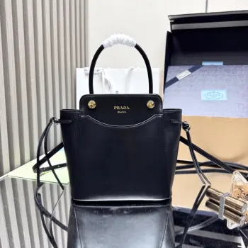 <p> 顶级原单  新款Carry手袋 1BA496  这款手提包凭借其时尚精致的设计 将一种动态的美感融入了日常使用中的每一个细节之中 造型宽敞的配饰采用进口牛皮制成 配有可拆卸 可调节的皮质肩带 磁力闭合装置 有着独特复古的风格 上身效果非常时尚轻便 美女们 赶紧入手吧  尺寸 长19x高21x底7cm   </p>