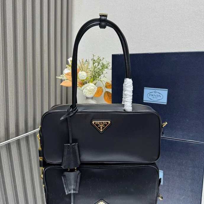 原单普拉达女包|高仿普拉达女包|精仿普拉达女包|一比一普拉达女包<p> 顶级原单 新款手提包1BB133到货这款手提包造型挺括而小巧 采用再生尼龙 (Re-Nylon 和皮革材质 精致优雅 饰有金属五金配件和涂珐琅三角形金属徽标 拉链和挂锁开合增添别致素 容量空间大 可休闲可酷背起来又实用又时尚喜欢的宝宝们赶紧入手吧尺寸 长28x高13x底8cm</p>