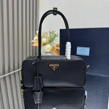 <p> 顶级原单  新款手提包 1BB133到货 这款手提包造型挺括而小巧 采用再生尼龙 (Re-Nylon 和皮革材质 精致优雅 饰有金属五金配件和涂珐琅三角形金属徽标 拉链和挂锁开合增添别致元素 容量空间大 可休闲可酷 背起来又实用又时尚 喜欢的宝宝们赶紧入手吧  尺寸 长28x高13x底8cm</p>