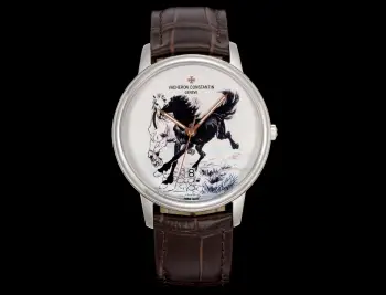 <p>太阳出品出品<p>外网ZW新推出 江诗丹顿 VC R63 传承马年腕表 经腕表大师深研两年 带腕表 万马奔腾 财运享通  以梦为马 不负韶华 </p><p> 2026墙裂推荐市场最高复刻 V4升级版本 江诗丹顿VC传承系列腕表  </p><p>1   表壳 尺寸40MMX9MM 完美圆形的表壳 搭配微孤式表耳设计 使之更加贴合佩戴者的手腕<p>