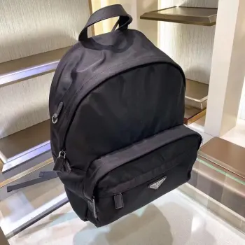 <p>新款首发  原单品质 Pra*a 最新款2VZ066 珐琅三角形微标 进口原厂降落伞布料 采用进口设备  +线路均有清晰ZP同步原版五金配件 可调试织物肩带不锈钢配件 完美细节 媲美专柜  尺寸 40*17*29 时尚休闲 时尚潮人必备  出货咯</p>