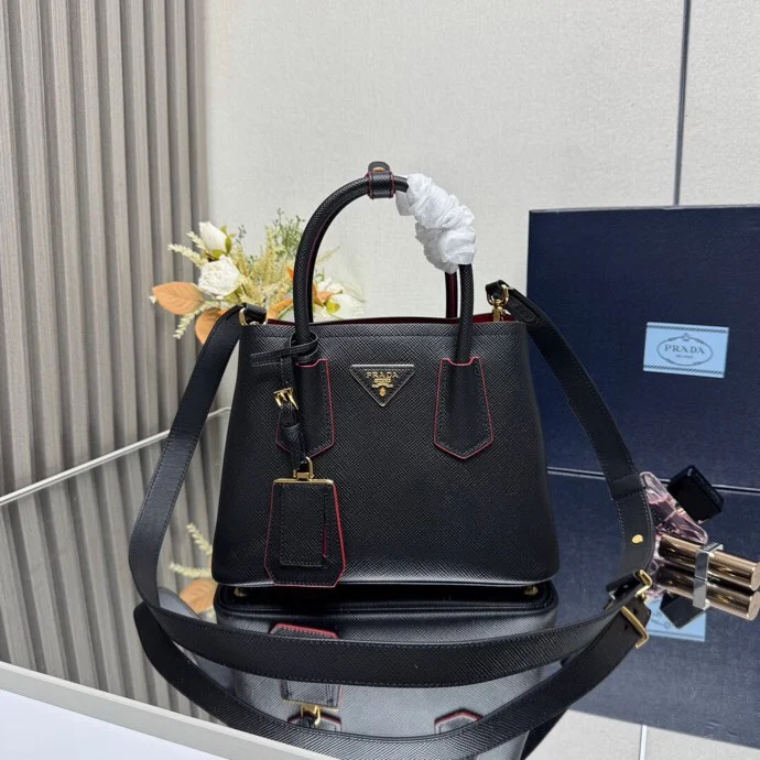 原单普拉达女包|高仿普拉达女包|精仿普拉达女包|一比一普拉达女包<p> 顶级原单 专柜新款 迷你号 1BG443到货啦2024全新DoubleBagmini号购物袋Double系列灵感mini bag进口粗十字纹牛皮 内里配全羊皮优雅简洁的包身设计正面经典金色三角logo标识手提 肩带可调节长短 内置双隔层 中间内袋 搭配吊牌配饰完美细节女神必备 超级棒5尺寸 25*18.5*12.5cm </p>