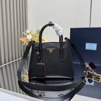 <p> 顶级原单  专柜新款 迷你号 1BG443到货啦2024全新DoubleBagmini号购物袋Double系列灵感mini bag进口粗十字纹牛皮 内里配全羊皮 优雅简洁的包身设计正面经典金色三角logo 标识手提 肩带可调节长短 内置双隔层 中间内袋 搭配吊牌配饰  完美细节女神必备 超级棒5 尺寸 25*18.5*12.5cm </p>