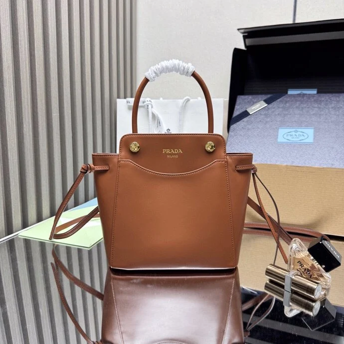 原单普拉达女包|高仿普拉达女包|精仿普拉达女包|一比一普拉达女包<p> 顶级原单 新款Carry手袋1BA496这款手提包凭借其时尚精致的设计 将一种动态的美感融入了日常使用中的每一个细节之中 造型宽敞的配饰采用进口牛皮制成 配有可拆卸 可调节的皮质肩带 磁力闭合装置 有着独特复古的风格 上身效果非常时尚轻便 美女们 赶紧入手吧尺寸 长19x高21x底7cm</p>