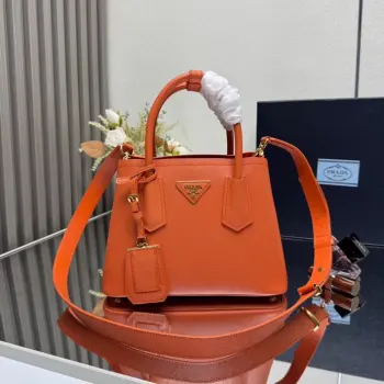 <p> 顶级原单  专柜新款 迷你号 1BG443到货啦2024全新DoubleBagmini号购物袋Double系列灵感mini bag进口粗十字纹牛皮 内里配全羊皮 优雅简洁的包身设计正面经典金色三角logo 标识手提 肩带可调节长短 内置双隔层 中间内袋 搭配吊牌配饰  完美细节女神必备 超级棒5 尺寸 25*18.5*12.5cm </p>