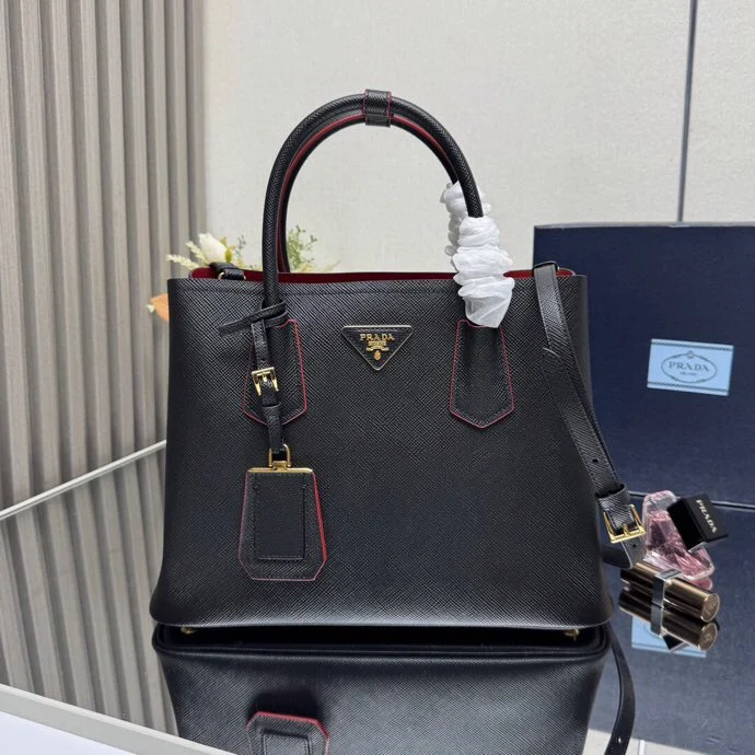 原单普拉达女包|高仿普拉达女包|精仿普拉达女包|一比一普拉达女包<p> 顶级原单 经典款1BG775黑+红大号33cm到货全面升级 采用进口粗十字纹牛 内配撞色小牛皮 顶级拉丝五金 配色手挽 永不过时的购物袋时尚又大方尺寸 长33x高24.5x底14cm</p>
