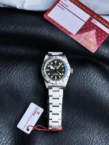 <p>3CF 帝舵 TUDOR   OT5 全新碧湾1958型GMT款 24小时定圈 腕表 碧湾系列 </p><p>表壳延续了1958型经典的39毫米尺寸 厚度降至12.8毫米 腕表的各项标志性复古元素均源自1958年帝舵推出的7924潜水表 便被大众亲切地称为 24小时定圈则呈现出一种古朴的质感 更有复古色彩   </p><p>圆拱形哑光黑色表盘上 指针 时标 刻度均采用了金色处理 与表圈相呼应 帝舵的一大经典标志—— 雪花 时针随着时间流逝缓缓划过 除三根走时指针外 另一根第二时区指针的尾端 同样采用了雪花设计 除此之外 时标及四根指针均涂覆了A级瑞士Super-LumiNova 夜光涂层 确保潜水表的夜光显示功能 </p><p>三链节 铆钉式 不锈钢表带 配备了帝舵表表 T-fit 带扣 可自行微调 比较便捷   太阳出品精致推荐男士多功能机械腕表 </p>