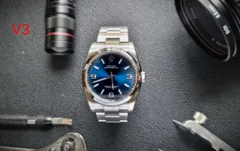 <p>V3 factory 劳力士 ROLEX 36mm  XF3 推出Rolex Oyster Perpetual 蚝式恒动36 116000最佳副本 狠货 完美实现了全部细节还原 相同尺寸 相同外观 相同材料 相同质感和韵味 一款非常难得的复刻劳力士 </p><p>购买理由 1.  a) 高还原度 消耗2只原装表开模 904L不锈钢表壳 重量十足 逆向CNC数控加工 每一个面 角 弧度与原装相同 首次实现了表耳4角位圆角打磨 消除一眼假三角面 确保中壳4角站立在同一个水平面无晃动 壳身两侧纤细修长同时饱满圆润 </p><p> b 表圈直径 内径 R角完全相同与原装 并且首次实现了三件套安装 钢外圈 尼龙O令 钢O令  看不到的位置同样做到 </p><p> c 精密底盖 同样使用904L不锈钢 与壳身匹配度高 旋转开启或关闭感觉一流 阻尼感得到还原 </p><p>2. a 全工艺 低成品率 蓝色表盘突破业界现有简单工序 使用8道工序 2次电镀 3次染料补色 还原Oyster Perpetual专有复合蓝色 业界首次突破超细放射纹 细 直 平 朦 若隐若现 在盘面的中间层 同时得到了相