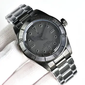 <p>3T新品: 升级版本 帝陀 TUDOR  KV3 碧湾系列 41mm 碧湾黑武士背透腕表 暗夜之眼 窥见机械之美 升级蓝宝石锅盖玻璃 同步表壳黑色钢带 </p><p>深邃如夜 锋芒毕露  帝陀碧湾黑武士背透腕表 承袭黑武士系列的硬朗风格 更以通透表背 将精密机械的运转之美尽收眼底 </p><p>哑光黑色陶瓷表圈  历经高温锻造 坚硬耐磨 低调中彰显不凡品味 一体成型中层表壳 线条流畅 坚固可靠 彰显帝陀一贯的精湛工艺 </p><p>黑  蓝  白表盘 简约大气 搭配夜光指针和时标 无论白天黑夜 时间清晰易读 标志性雪花指针 传承帝舵经典设计 在黑色背景下更显凌厉锋芒  </p><p>帝舵黑色背透机芯 透过蓝宝石水晶表背 机芯的精密运作一览无余 精雕细琢的自动陀  以喷砂细节和镌刻纹路点缀 彰显帝陀对细节的极致追求 超高动力储备  陪伴你征服每一个挑战 </p><p>可旋转外圈 饰以激光蚀刻数字刻度 满足专业潜水需求 </p><p>帝陀碧湾黑武士背透腕表 不仅是腕间时计 更是机械艺术的鉴赏之作 它属于那些追求卓越 品味非凡的都市精英 以无畏姿态 掌控时间 掌控人生 </p><p>腕