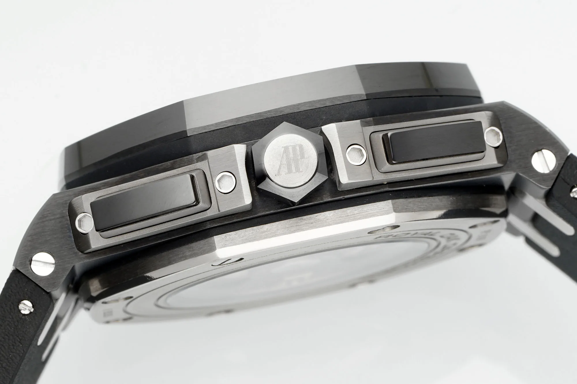 Audemars Piguet Royal Oak Offshore 26400 Series Men s Mechanical Watch - Detail view 6