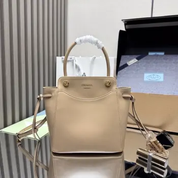 <p> 顶级原单  新款Carry手袋 1BA496  这款手提包凭借其时尚精致的设计 将一种动态的美感融入了日常使用中的每一个细节之中 造型宽敞的配饰采用进口牛皮制成 配有可拆卸 可调节的皮质肩带 磁力闭合装置 有着独特复古的风格 上身效果非常时尚轻便 美女们 赶紧入手吧  尺寸 长19x高21x底7cm   </p>