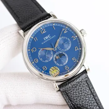 <p>颜值巅峰  倾情演绎</p><p>IWC 旗下最耀眼的明星 万年一瞬 品鉴 IWC万国 柏涛菲诺万年历腕表  PQ1 </p><p>1    机芯 采用82650型自制机芯 其机芯运转稳定 走时精准 几乎零返修 </p><p>2   表壳 正品开模 1:1完美还原 腕表尺寸40mm 整个表壳采用独家研发的CNC精磨工艺 与原装工艺效果如出一辙   </p><p>3   表盘 表盘12刻度细节精益求精 1:1还原镀银表盘 采用双面防反光拱形蓝宝石镀膜镜面 使其整体表盘质感更佳 </p><p>4   表带表扣 该款式定制进口的小牛皮 质感佳 佩戴舒适 表扣采用原装折叠扣 刻有 IWC 经典标志 更显示出这款腕表的华贵气质 </p><p>5  IWC旗下最耀眼的透底腕表 适合各种商务场合 简敛精致不失优雅 欢迎各路表友品鉴.  太阳出品精致推荐男士多功能机械腕表</p>