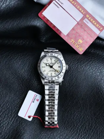 <p>3CF 帝舵 TUDOR   OT5 全新碧湾1958型GMT款 24小时定圈 腕表 碧湾系列 </p><p>表壳延续了1958型经典的39毫米尺寸 厚度降至12.8毫米 腕表的各项标志性复古元素均源自1958年帝舵推出的7924潜水表 便被大众亲切地称为 24小时定圈则呈现出一种古朴的质感 更有复古色彩   </p><p>圆拱形哑光黑色表盘上 指针 时标 刻度均采用了金色处理 与表圈相呼应 帝舵的一大经典标志—— 雪花 时针随着时间流逝缓缓划过 除三根走时指针外 另一根第二时区指针的尾端 同样采用了雪花设计 除此之外 时标及四根指针均涂覆了A级瑞士Super-LumiNova 夜光涂层 确保潜水表的夜光显示功能 </p><p>三链节 铆钉式 不锈钢表带 配备了帝舵表表 T-fit 带扣 可自行微调 比较便捷   太阳出品精致推荐男士多功能机械腕表 </p>