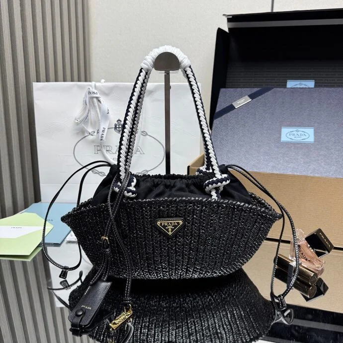 原单普拉达女包|高仿普拉达女包|精仿普拉达女包|一比一普拉达女包<p> 顶级原单 1BA463 新款编织菜篮子到货这款手工钩编包散发着自由与复古的韵味 精致的钩编工艺 诉说着精湛的工艺和对细节的关注 棉绳手柄 可拆卸皮革吊坠 金属硬件 正面饰有珐琅金属三角形标志 内部配有可拆卸袋子和拉绳尺寸 26×14×11cm </p>