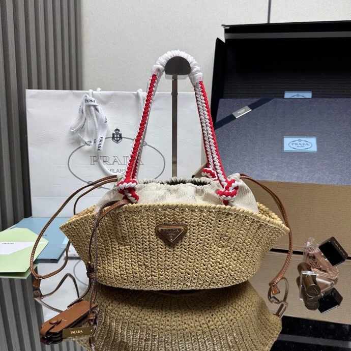 <p> 顶级原单   1BA463    新款编织菜篮子到货这款手工钩编包散发着自由与复古的韵味 精致的钩编工艺 诉说着精湛的工艺和对细节的关注 棉绳手柄 可拆卸皮革吊坠 金属硬件  正面饰有珐琅金属三角形标志  内部配有可拆卸袋子和拉绳 尺寸 26×14×11cm </p>