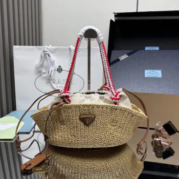 <p> 顶级原单   1BA463    新款编织菜篮子到货这款手工钩编包散发着自由与复古的韵味 精致的钩编工艺 诉说着精湛的工艺和对细节的关注 棉绳手柄 可拆卸皮革吊坠 金属硬件  正面饰有珐琅金属三角形标志  内部配有可拆卸袋子和拉绳 尺寸 26×14×11cm </p>