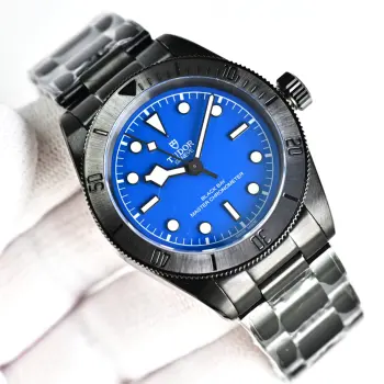 <p>3T新品: 升级版本 帝陀 TUDOR  KV3 碧湾系列 41mm 碧湾黑武士背透腕表 暗夜之眼 窥见机械之美 升级蓝宝石锅盖玻璃 同步表壳黑色钢带 </p><p>深邃如夜 锋芒毕露  帝陀碧湾黑武士背透腕表 承袭黑武士系列的硬朗风格 更以通透表背 将精密机械的运转之美尽收眼底 </p><p>哑光黑色陶瓷表圈  历经高温锻造 坚硬耐磨 低调中彰显不凡品味 一体成型中层表壳 线条流畅 坚固可靠 彰显帝陀一贯的精湛工艺 </p><p>黑  蓝  白表盘 简约大气 搭配夜光指针和时标 无论白天黑夜 时间清晰易读 标志性雪花指针 传承帝舵经典设计 在黑色背景下更显凌厉锋芒  </p><p>帝舵黑色背透机芯 透过蓝宝石水晶表背 机芯的精密运作一览无余 精雕细琢的自动陀  以喷砂细节和镌刻纹路点缀 彰显帝陀对细节的极致追求 超高动力储备  陪伴你征服每一个挑战 </p><p>可旋转外圈 饰以激光蚀刻数字刻度 满足专业潜水需求 </p><p>帝陀碧湾黑武士背透腕表 不仅是腕间时计 更是机械艺术的鉴赏之作 它属于那些追求卓越 品味非凡的都市精英 以无畏姿态 掌控时间 掌控人生 </p><p>腕