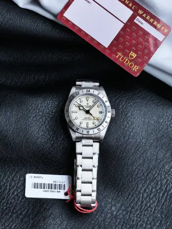 <p>3CF 帝舵 TUDOR   OT5 全新碧湾1958型GMT款 24小时定圈 腕表 碧湾系列 </p><p>表壳延续了1958型经典的39毫米尺寸 厚度降至12.8毫米 腕表的各项标志性复古元素均源自1958年帝舵推出的7924潜水表 便被大众亲切地称为 24小时定圈则呈现出一种古朴的质感 更有复古色彩   </p><p>圆拱形哑光黑色表盘上 指针 时标 刻度均采用了金色处理 与表圈相呼应 帝舵的一大经典标志—— 雪花 时针随着时间流逝缓缓划过 除三根走时指针外 另一根第二时区指针的尾端 同样采用了雪花设计 除此之外 时标及四根指针均涂覆了A级瑞士Super-LumiNova 夜光涂层 确保潜水表的夜光显示功能 </p><p>三链节 铆钉式 不锈钢表带 配备了帝舵表表 T-fit 带扣 可自行微调 比较便捷   太阳出品精致推荐男士多功能机械腕表 </p>