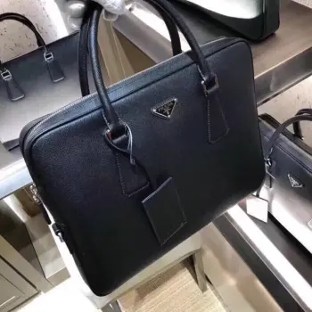 <p> 最新爆款 原厂原皮 Prada 公文包0891-1意大利进口Saffiano十字纹 经典三角搪瓷徽标 采用进口设备  +线路均有清晰 欧洲ZP同步原版五金配件 进口环保油边 拉链开合 完美细节 媲美专柜  带有175代工码 尺寸 36*28*5 时尚休闲 高富帅必备  出货咯黑色</p>