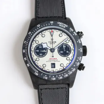 <p>PLS 帝舵 TUDOR  R29 碧湾系列 M79377KN-0001</p><p>了解帝舵的表友能看到品牌近些年在年轻化和辨识度上做到了出色的效果 而这款帝舵碧湾计时型碳纤25限定版就很适合想要尝试多巴胺风格但又不想过于夸张的表友   42毫米表径 整个腕表包含表耳盖在内使用全碳纤维材质 固定测速计外圈同样以碳纤维制成 比不锈钢款更加纤薄 搭配钛金属计时按钮和钛金属表壳底盖 整体轻盈又舒服 表壳厚度 14.3毫米 机芯类型 自动机械 表壳材质 碳纤维 70小时动储和200米防水   太阳出品精致推荐男士多功能机械腕表 </p><p>立即抢购 </p>
