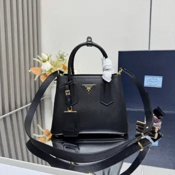 <p> 顶级原单  专柜新款 迷你号 1BG443到货啦2024全新DoubleBagmini号购物袋Double系列灵感mini bag进口粗十字纹牛皮 内里配全羊皮 优雅简洁的包身设计正面经典金色三角logo 标识手提 肩带可调节长短 内置双隔层 中间内袋 搭配吊牌配饰  完美细节女神必备 超级棒5 尺寸 25*18.5*12.5cm </p>