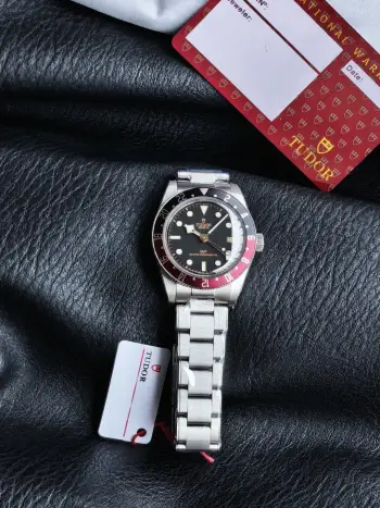 <p>3CF 帝舵 TUDOR   OT5 全新碧湾1958型GMT款 24小时定圈 腕表 碧湾系列 </p><p>表壳延续了1958型经典的39毫米尺寸 厚度降至12.8毫米 腕表的各项标志性复古元素均源自1958年帝舵推出的7924潜水表 便被大众亲切地称为 24小时定圈则呈现出一种古朴的质感 更有复古色彩   </p><p>圆拱形哑光黑色表盘上 指针 时标 刻度均采用了金色处理 与表圈相呼应 帝舵的一大经典标志—— 雪花 时针随着时间流逝缓缓划过 除三根走时指针外 另一根第二时区指针的尾端 同样采用了雪花设计 除此之外 时标及四根指针均涂覆了A级瑞士Super-LumiNova 夜光涂层 确保潜水表的夜光显示功能 </p><p>三链节 铆钉式 不锈钢表带 配备了帝舵表表 T-fit 带扣 可自行微调 比较便捷   太阳出品精致推荐男士多功能机械腕表 </p>