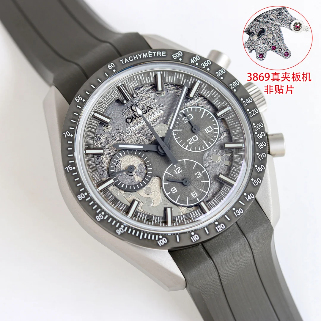 <p>OMEGA 欧米茄  OB2 全新超霸系列 皓月之灰 腕表 月之双面 尽收腕间 </p><p>表壳 44.25mm 灰色表壳 经等离子技术处理 呈现金属质感的哑光灰 </p><p>表盘 灰色阳极氧化铝镂空盘 直指机芯 月之亮面  近地面 纹理 </p><p>表圈 同材质陶瓷 激光镌刻测速刻度 覆夜光涂层   </p><p>表带 配橡胶或涂层尼龙两种 内侧均有月球坑纹 </p><p>   机芯 双面月面雕刻</p><p> 型号 欧米茄 3869 至臻天文台机芯 手动上链 50小时动力储备 </p><p>正面 盘侧  夹板经激光烧蚀 复刻月球正面的 月之亮面  </p><p>背面 背透  摆陀与夹板雕刻 月之暗面  远地面  表背镌刻阿波罗8号宇航员名言  THE MOON IS ESSENTIALLY GREY  月球本质是灰色的    太阳出品精致推荐男士多功能机械腕表 </p>