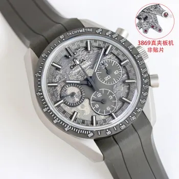 <p>OMEGA 欧米茄  OB2 全新超霸系列 皓月之灰 腕表 月之双面 尽收腕间 </p><p>表壳 44.25mm 灰色表壳 经等离子技术处理 呈现金属质感的哑光灰 </p><p>表盘 灰色阳极氧化铝镂空盘 直指机芯 月之亮面  近地面 纹理 </p><p>表圈 同材质陶瓷 激光镌刻测速刻度 覆夜光涂层   </p><p>表带 配橡胶或涂层尼龙两种 内侧均有月球坑纹 </p><p>   机芯 双面月面雕刻</p><p> 型号 欧米茄 3869 至臻天文台机芯 手动上链 50小时动力储备 </p><p>正面 盘侧  夹板经激光烧蚀 复刻月球正面的 月之亮面  </p><p>背面 背透  摆陀与夹板雕刻 月之暗面  远地面  表背镌刻阿波罗8号宇航员名言  THE MOON IS ESSENTIALLY GREY  月球本质是灰色的    太阳出品精致推荐男士多功能机械腕表 </p>