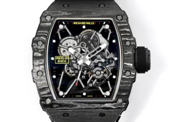 <p>太阳出品出品 <p> 新厂-NEW Factory RICHARD MILLE 理查德 米勒 RM 35-01 NEW RAFAEL NADAL碳纤维腕表——作为亿万富豪的入场劵 BBR </p><p>1:机芯 目前市场最高版本机芯 独家研发原装RMUL3镂空一体机芯 白宝石避震器 经过长期测试 稳定性相当高 机芯打磨到位 原装同步 </p><p>2:表壳 进口NTPT 原装纹路碳纤维打造 轻量</p>