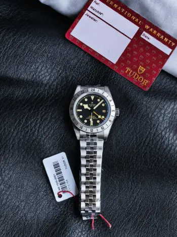 <p>3CF 帝舵 TUDOR   OT5 全新碧湾1958型GMT款 24小时定圈 腕表 碧湾系列 </p><p>表壳延续了1958型经典的39毫米尺寸 厚度降至12.8毫米 腕表的各项标志性复古元素均源自1958年帝舵推出的7924潜水表 便被大众亲切地称为 24小时定圈则呈现出一种古朴的质感 更有复古色彩   </p><p>圆拱形哑光黑色表盘上 指针 时标 刻度均采用了金色处理 与表圈相呼应 帝舵的一大经典标志—— 雪花 时针随着时间流逝缓缓划过 除三根走时指针外 另一根第二时区指针的尾端 同样采用了雪花设计 除此之外 时标及四根指针均涂覆了A级瑞士Super-LumiNova 夜光涂层 确保潜水表的夜光显示功能 </p><p>三链节 铆钉式 不锈钢表带 配备了帝舵表表 T-fit 带扣 可自行微调 比较便捷   太阳出品精致推荐男士多功能机械腕表 </p>