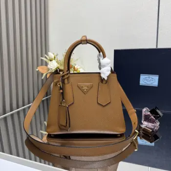 <p> 顶级原单  专柜新款 迷你号 1BG443到货啦2024全新DoubleBagmini号购物袋Double系列灵感mini bag进口粗十字纹牛皮 内里配全羊皮 优雅简洁的包身设计正面经典金色三角logo 标识手提 肩带可调节长短 内置双隔层 中间内袋 搭配吊牌配饰  完美细节女神必备 超级棒5 尺寸 25*18.5*12.5cm </p>