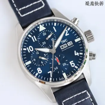 <p>IWS Factory 匠心巨作 墙裂推荐 最高版本表带快拆版  AP5 </p><p>IWC 万国 飞行员系列 41mm 新款IW388101/IW388103</p><p>1  腕表采用精钢材质表壳 做工成熟 线条清晰而富有立体感 颜色搭配和谐 非常百搭 </p><p>2  与之前的飞行员相比 新款时计尺寸缩小到41尺寸 更加符合现代男表的黄金尺寸   </p><p>3  表盘设计延续飞行员经典的驾驶舱仪表盘风格</p><p>4  全新透底设计采用7750改自产69385型自动上链机械机芯 上满链后能为腕表提供46小时动力储存</p><p>5  双层浅蓝色防眩晕镀膜更能清楚的读时 延续的前作的经典外观蓝色与绿色作为今年的大热门 绝对是最具万国气质的腕表</p><p>IWS Factory匠心力作 欢迎各位表友品鉴   太阳出品精致推荐男士机械腕表</p>