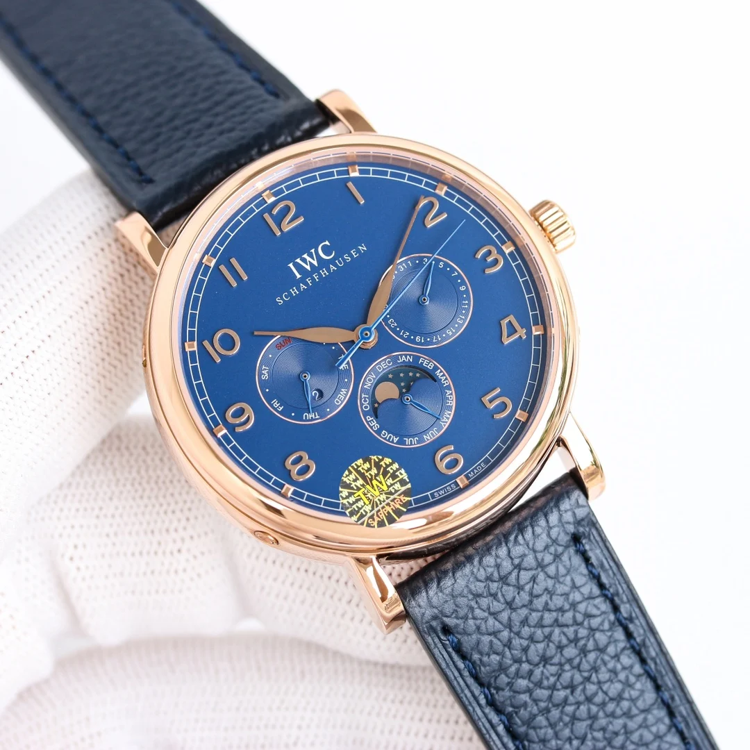 <p>颜值巅峰  倾情演绎</p><p>IWC 旗下最耀眼的明星 万年一瞬 品鉴 IWC万国 柏涛菲诺万年历腕表  PQ1 </p><p>1    机芯 采用82650型自制机芯 其机芯运转稳定 走时精准 几乎零返修 </p><p>2   表壳 正品开模 1:1完美还原 腕表尺寸40mm 整个表壳采用独家研发的CNC精磨工艺 与原装工艺效果如出一辙   </p><p>3   表盘 表盘12刻度细节精益求精 1:1还原镀银表盘 采用双面防反光拱形蓝宝石镀膜镜面 使其整体表盘质感更佳 </p><p>4   表带表扣 该款式定制进口的小牛皮 质感佳 佩戴舒适 表扣采用原装折叠扣 刻有 IWC 经典标志 更显示出这款腕表的华贵气质 </p><p>5  IWC旗下最耀眼的透底腕表 适合各种商务场合 简敛精致不失优雅 欢迎各路表友品鉴.  太阳出品精致推荐男士多功能机械腕表</p><p>立即抢购 </p>