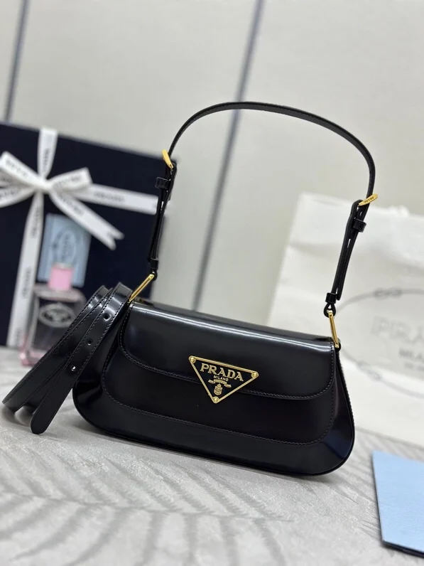<p> 新款腋下包 1BD345 </p><p>流畅的弧线设计为这款单肩包赋予精致而现代的魅力 风格百搭 配有2条长短肩带/又可调节 适合用作手提包或单肩包/斜跨 现代感十足的亮面皮革锦上添花 呈现翻盖廓形 融合精致感与功能性 又是一款永久不过时爆款 宝宝们 赶紧入手吧 </p><p>长24x高11x底4cm</p>